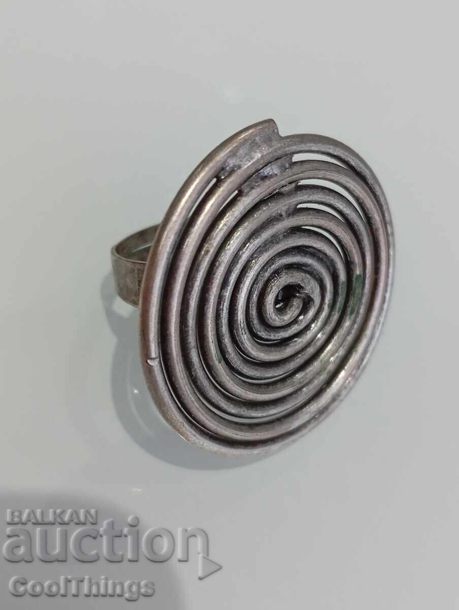 Un inel vechi cu preț 0.01 BGN | € 0.01 Un inel vechi cu preț 0.01 BGN | € 0.01