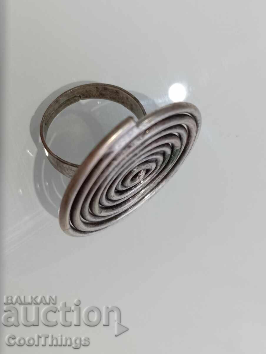 Licitație Un inel vechi Licitație Un inel vechi