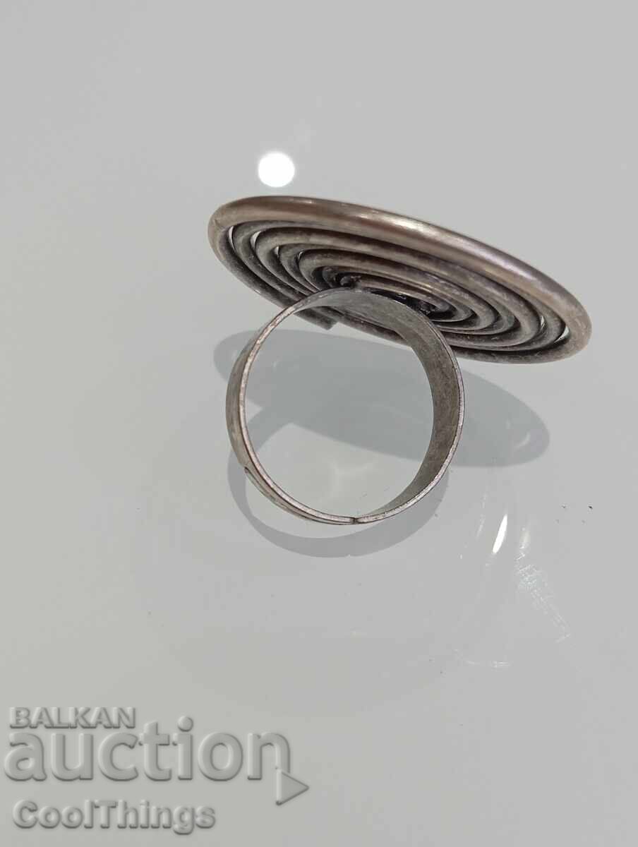 Livrarea Un inel vechi Livrarea Un inel vechi