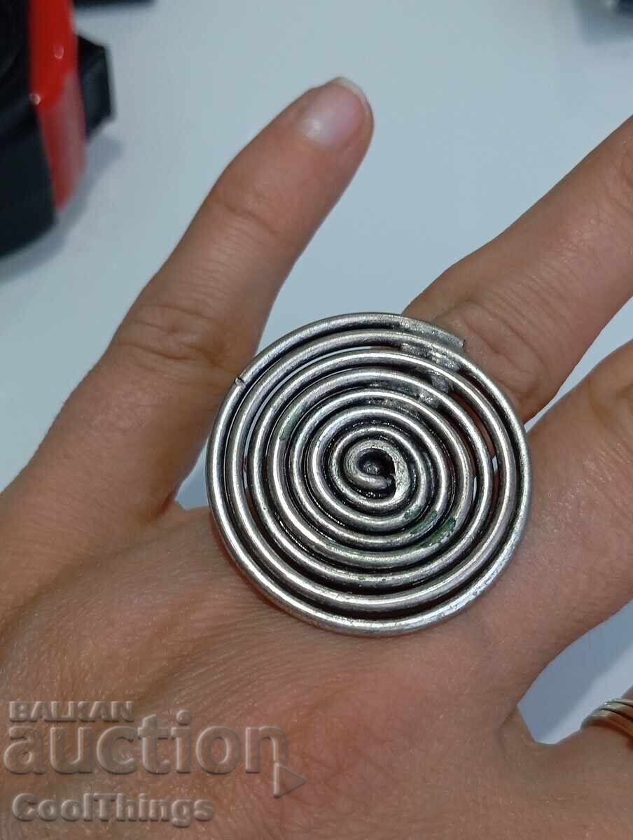 Un inel vechi Un inel vechi