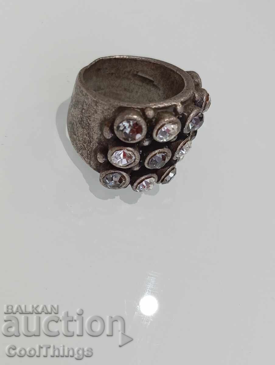 Un inel vechi cu preț 0.01 BGN | € 0.01 Un inel vechi cu preț 0.01 BGN | € 0.01