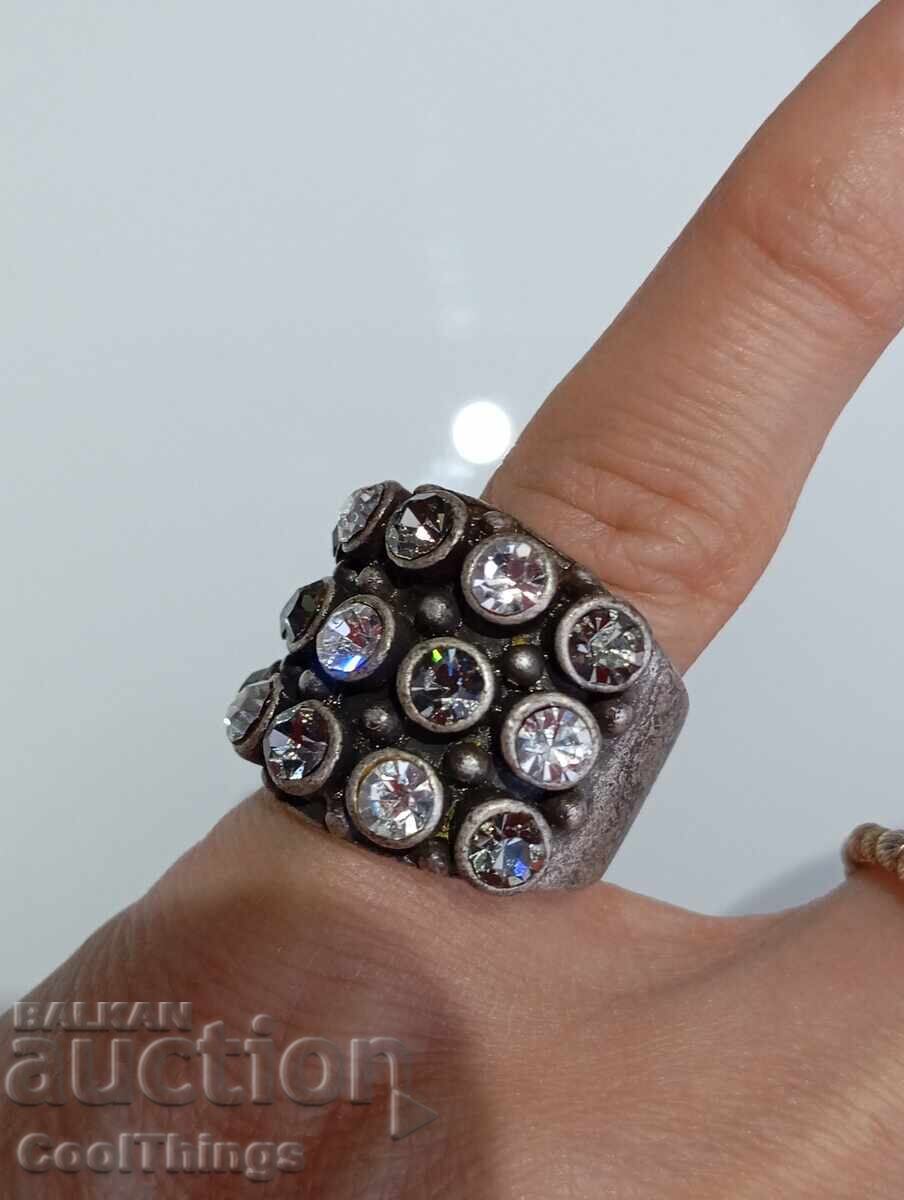 Livrarea Un inel vechi Livrarea Un inel vechi