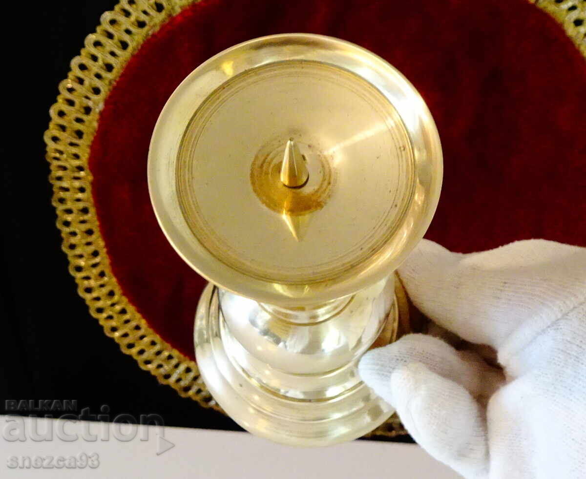 Аукцион Бронзов свещник с ефектен дизайн.