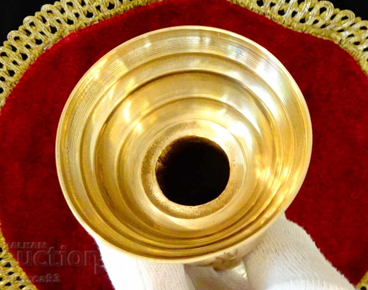 Доставка на Бронзов свещник с ефектен дизайн.