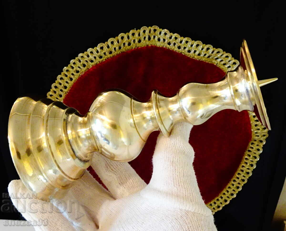 Бронзов свещник с ефектен дизайн. - 5