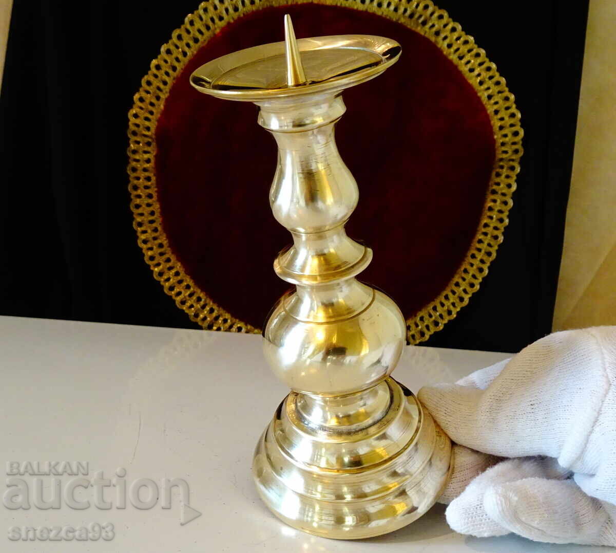 Бронзов свещник с ефектен дизайн.