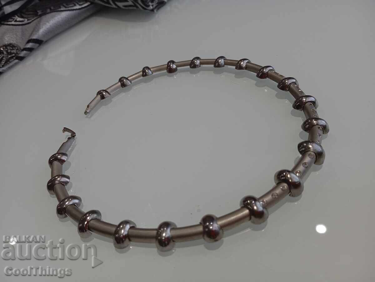 Un colier vechi cu preț 0.01 BGN | € 0.01 Un colier vechi cu preț 0.01 BGN | € 0.01