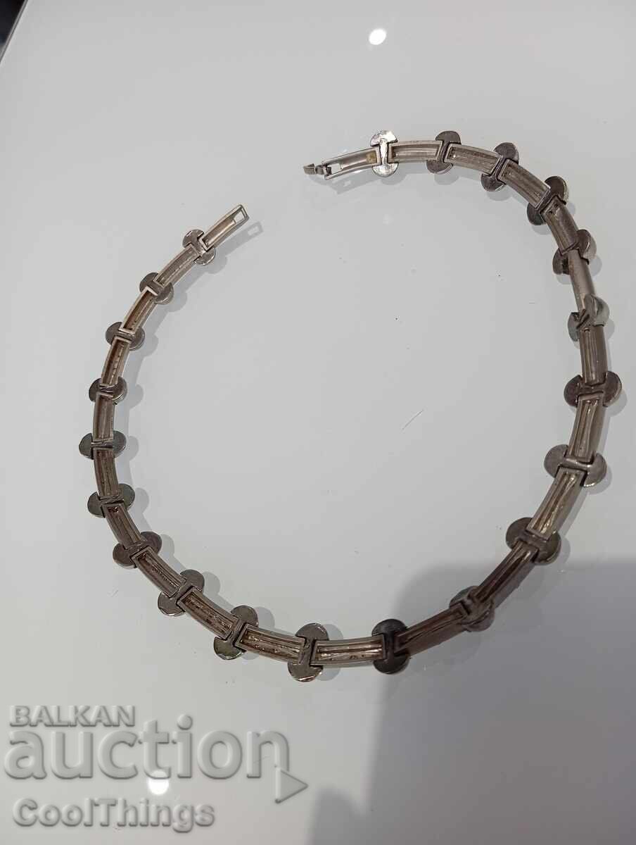 Livrarea Un colier vechi Livrarea Un colier vechi