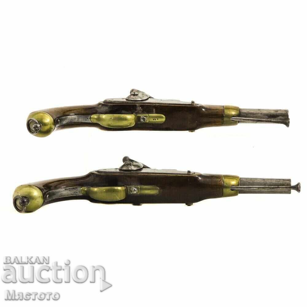 Capsule pistol pair. PERFECT. Army - 6 Capsule pistol pair. PERFECT. Army - 6