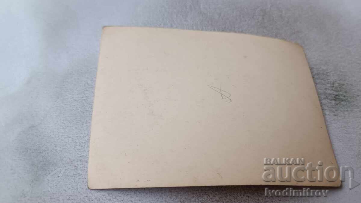 Φωτογραφία Στρατιωτών και νεαρού κοριτσιού με τουφέκι με τιμή 2.45 BGN | € 1.25 Φωτογραφία Στρατιωτών και νεαρού κοριτσιού με τουφέκι με τιμή 2.45 BGN | € 1.25