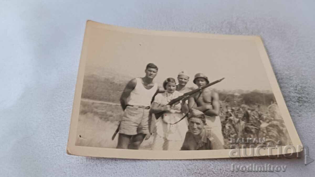 Φωτογραφία Στρατιωτών και νεαρού κοριτσιού με τουφέκι Φωτογραφία Στρατιωτών και νεαρού κοριτσιού με τουφέκι