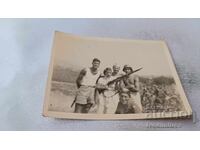 Φωτογραφία Στρατιωτών και νεαρού κοριτσιού με τουφέκι