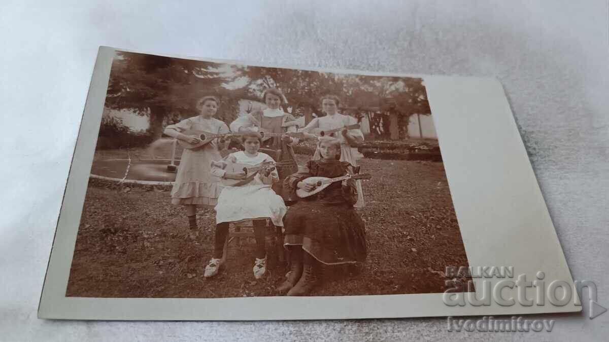 Φωτογραφία Νέων κοριτσιών με μαντολίνα στο πάρκο