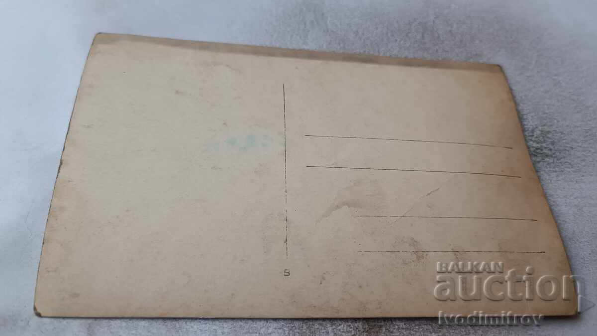 Φωτογραφία Νέων κοριτσιών και μικρού κοριτσιού στο πάρκο με τιμή 2.35 BGN | € 1.20