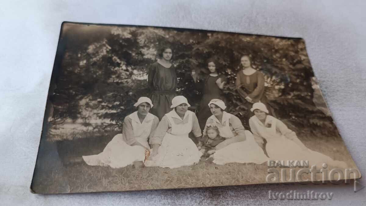 Φωτογραφία Νέων κοριτσιών και μικρού κοριτσιού στο πάρκο