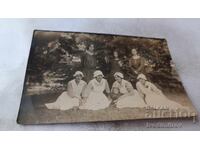 Φωτογραφία Νέων κοριτσιών και μικρού κοριτσιού στο πάρκο