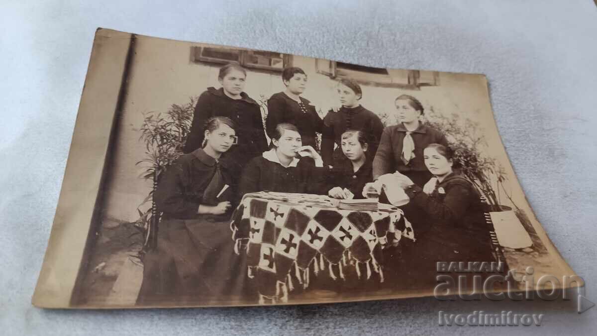 Φωτογραφία Βιδίνου Νέες κοπέλες γύρω από τραπέζι στην αυλή 1918