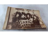 Φωτογραφία Βιδίνου Νέες κοπέλες γύρω από τραπέζι στην αυλή 1918