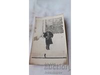 Снимка Момченце в двора на къщата през зимата