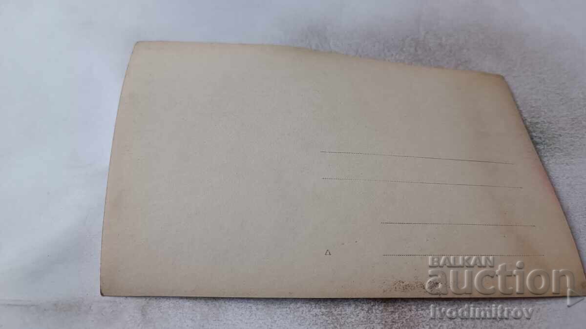 Снимка Момченце на стълбите на къща с цена 1.55 лв. | € 0.79 Снимка Момченце на стълбите на къща с цена 1.55 лв. | € 0.79