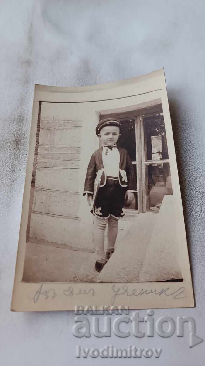 Снимка Момченце на стълбите на къща Снимка Момченце на стълбите на къща