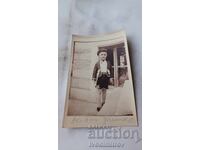 Φωτογραφία Αγοριού στα σκαλιά σπιτιού