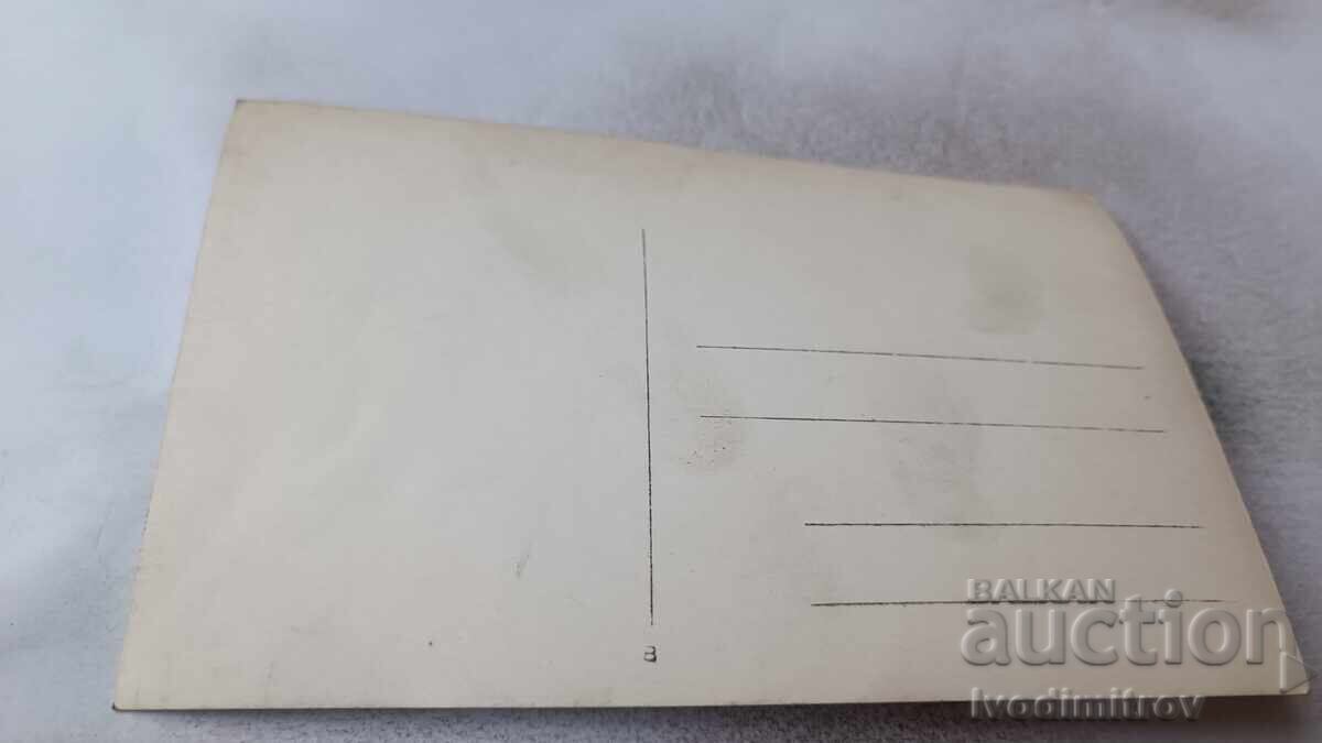 Fotografie Copil și tânăr cântând la vioară cu preț 2.35 BGN | € 1.20