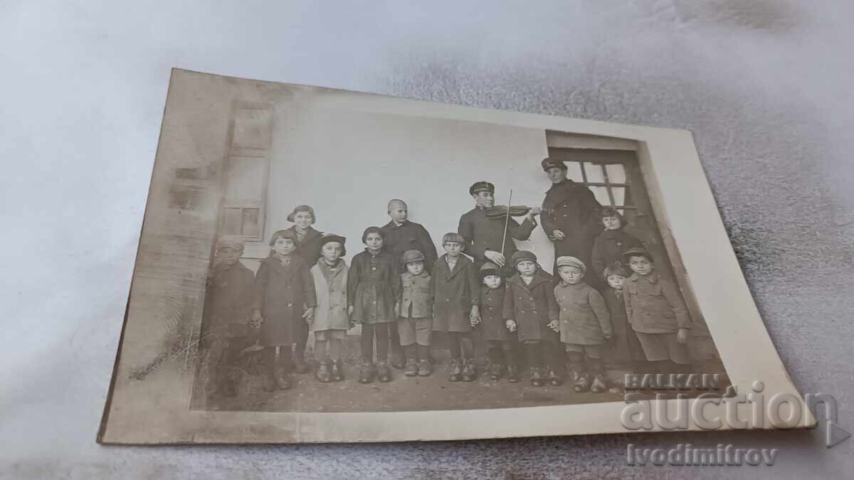 Fotografie Copil și tânăr cântând la vioară