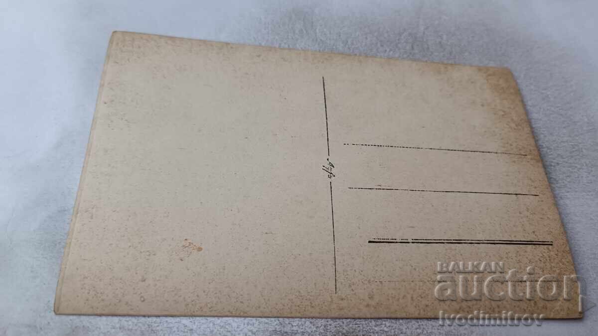 Снимка Деца в двора на къща с цена 1.65 лв. | € 0.84 Снимка Деца в двора на къща с цена 1.65 лв. | € 0.84