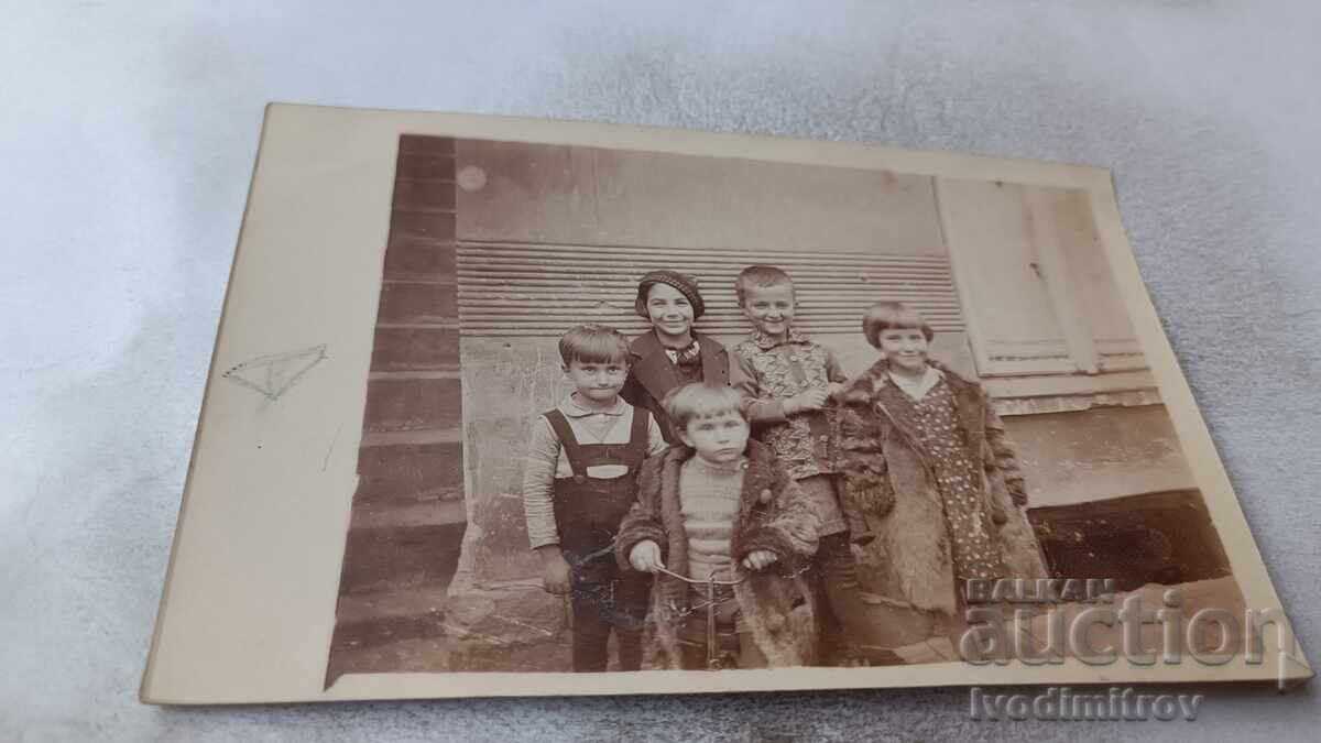 Снимка Деца в двора на къща Снимка Деца в двора на къща