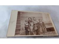 Φωτογραφία Παιδιά στην αυλή του σπιτιού