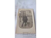 Снимка Момче с шейна в двора на къщата през зимата