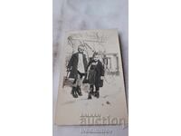 Снимка Момче и момиче в двора на къща през зимата