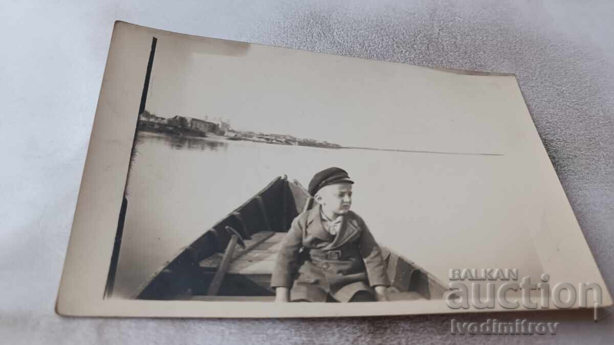 Φωτογραφία Βιδίνου, Αγοράκι σε βάρκα στον ποταμό Δούναβη