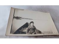 Φωτογραφία Βιδίνου, Αγοράκι σε βάρκα στον ποταμό Δούναβη