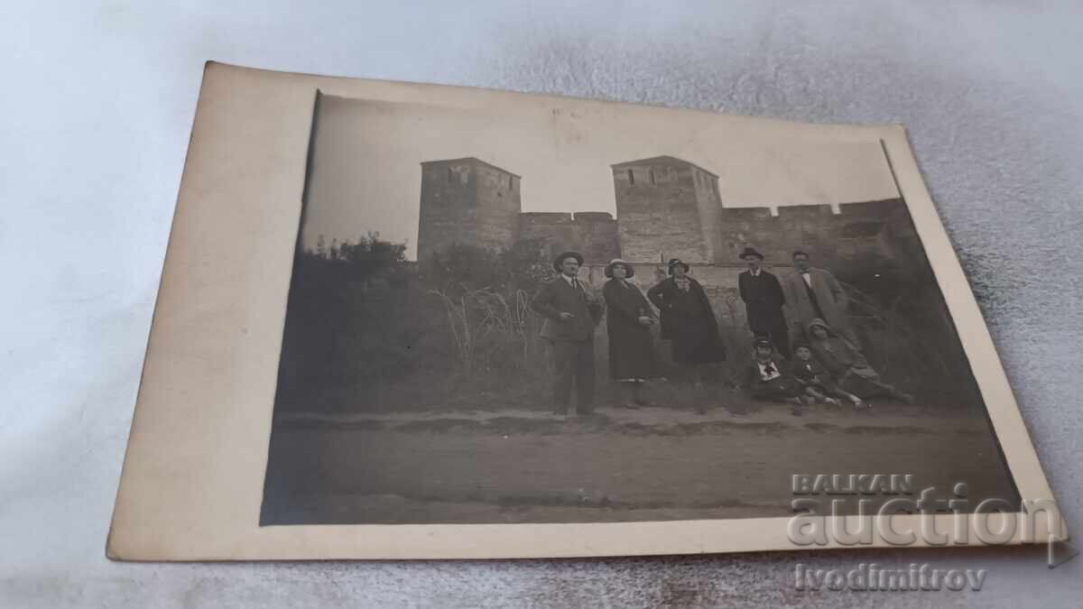 Fotografie Vidin Bărbați femei și copii în fața cetății Baba Vida