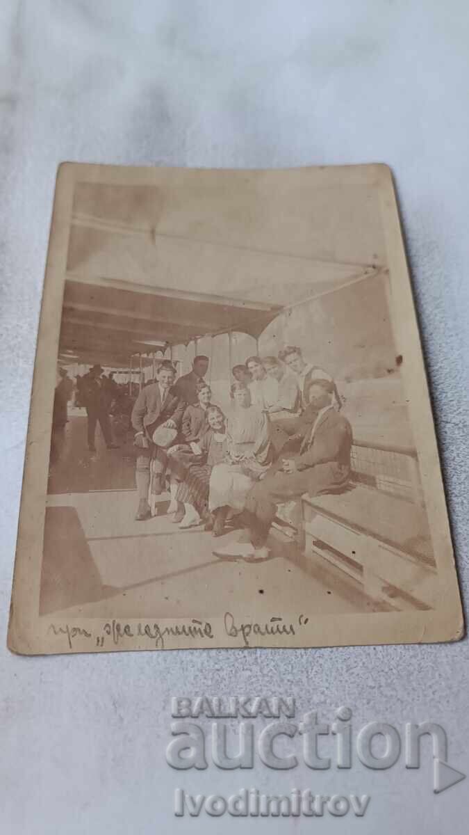 Снимка Младежи и девойки на параход при Железните врати 1923