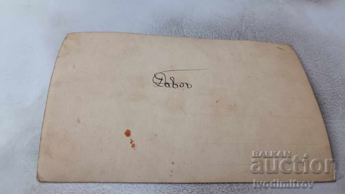 Φωτογραφία Νέου και δύο νεαρών κοριτσιών μπροστά από το ατμόπλοιο KENMORE με τιμή 2.45 BGN | € 1.25