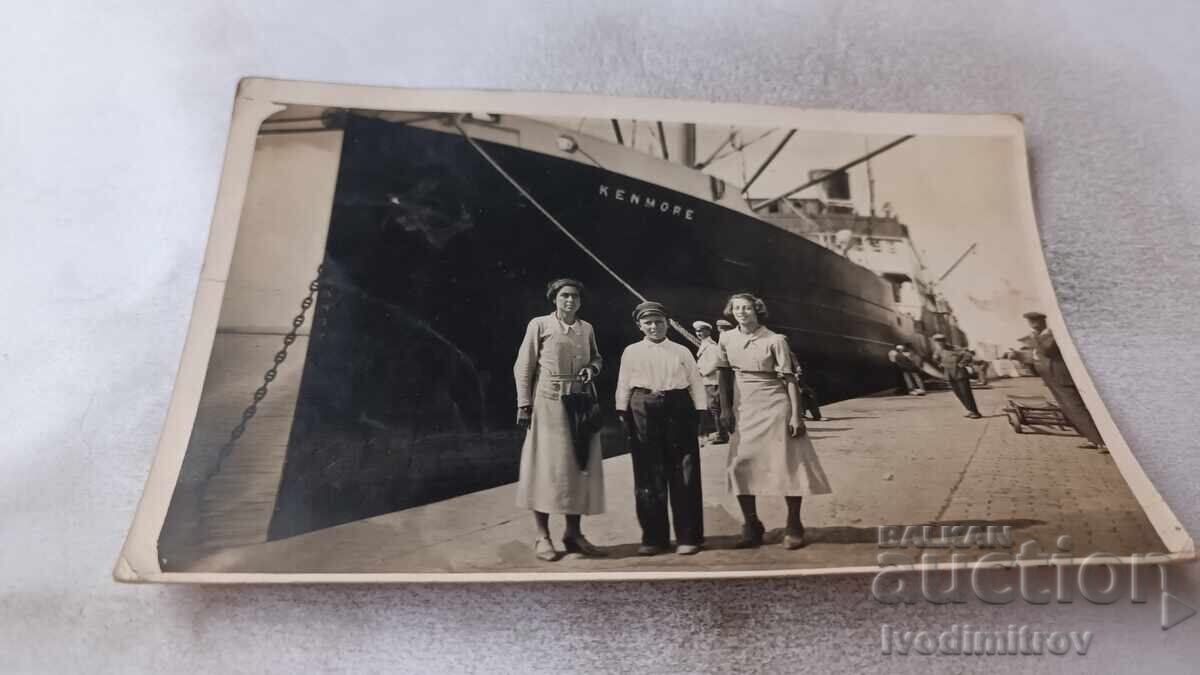 Φωτογραφία Νέου και δύο νεαρών κοριτσιών μπροστά από το ατμόπλοιο KENMORE