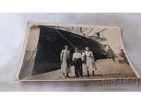 Φωτογραφία Νέου και δύο νεαρών κοριτσιών μπροστά από το ατμόπλοιο KENMORE