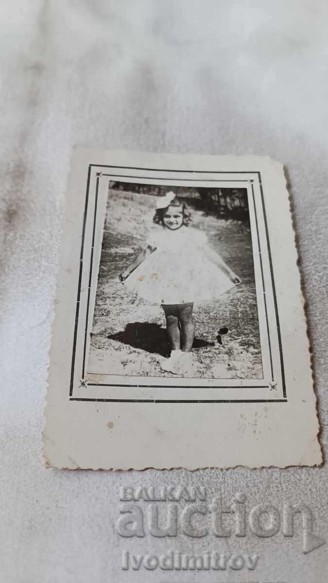 Photo Little girl in a white dress