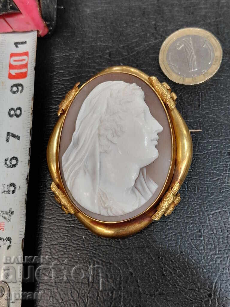 GOLD 18 karat with hand-carved cameo brooch old - 33 gr with price 6000.00 BGN | € 3067.75