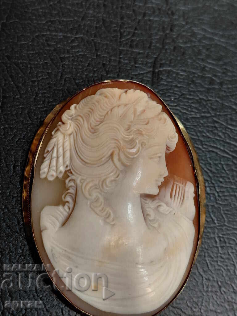 Златна 18 карата  с ръчно резбована камея брошка стара-19 гр с цена € 2200.00 | 4302.83 лв.