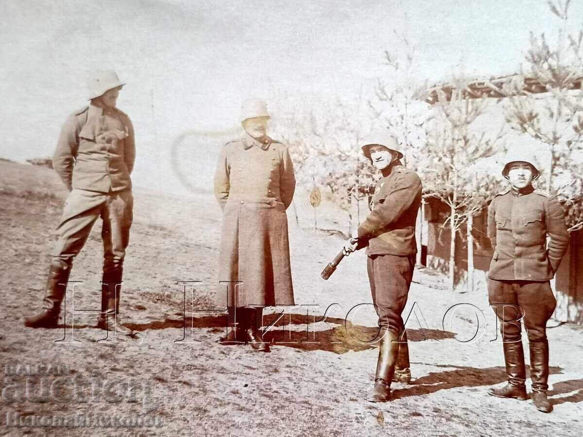 FOTOGRAFIE VECHE MILITARĂ SERVICIU SPATE SOLDAT CU GRENADĂ E563 cu preț € 9.90 | 19.36 BGN