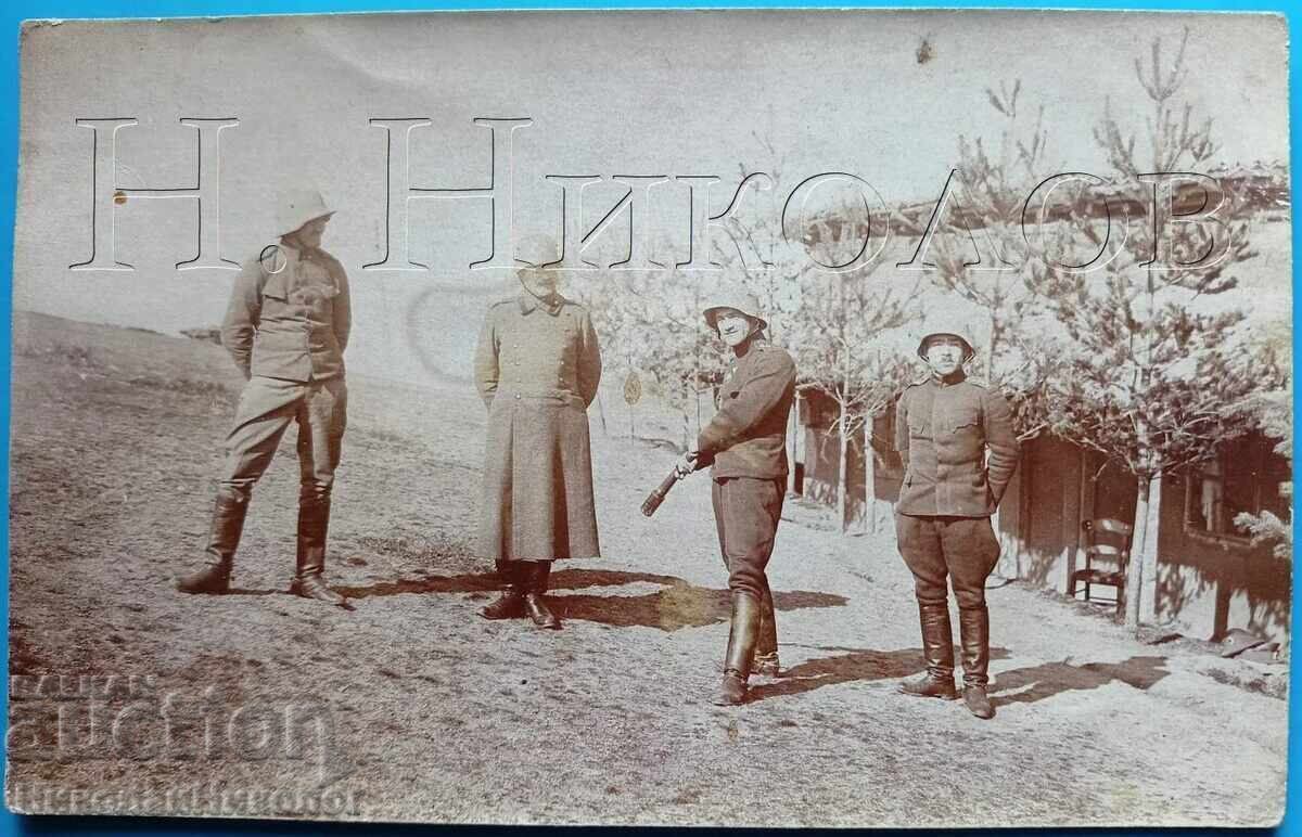 FOTOGRAFIE VECHE MILITARĂ SERVICIU SPATE SOLDAT CU GRENADĂ E563