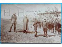 СТАРА ВОЕННА СНИМКА ТИЛОВА СЛУЖБА ВОЙНИК С ГРАНАТА Е563