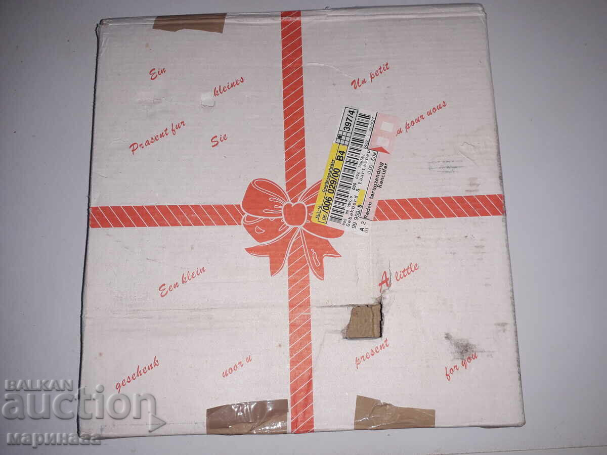 Auction  CAKE PLATE. PORCELAIN