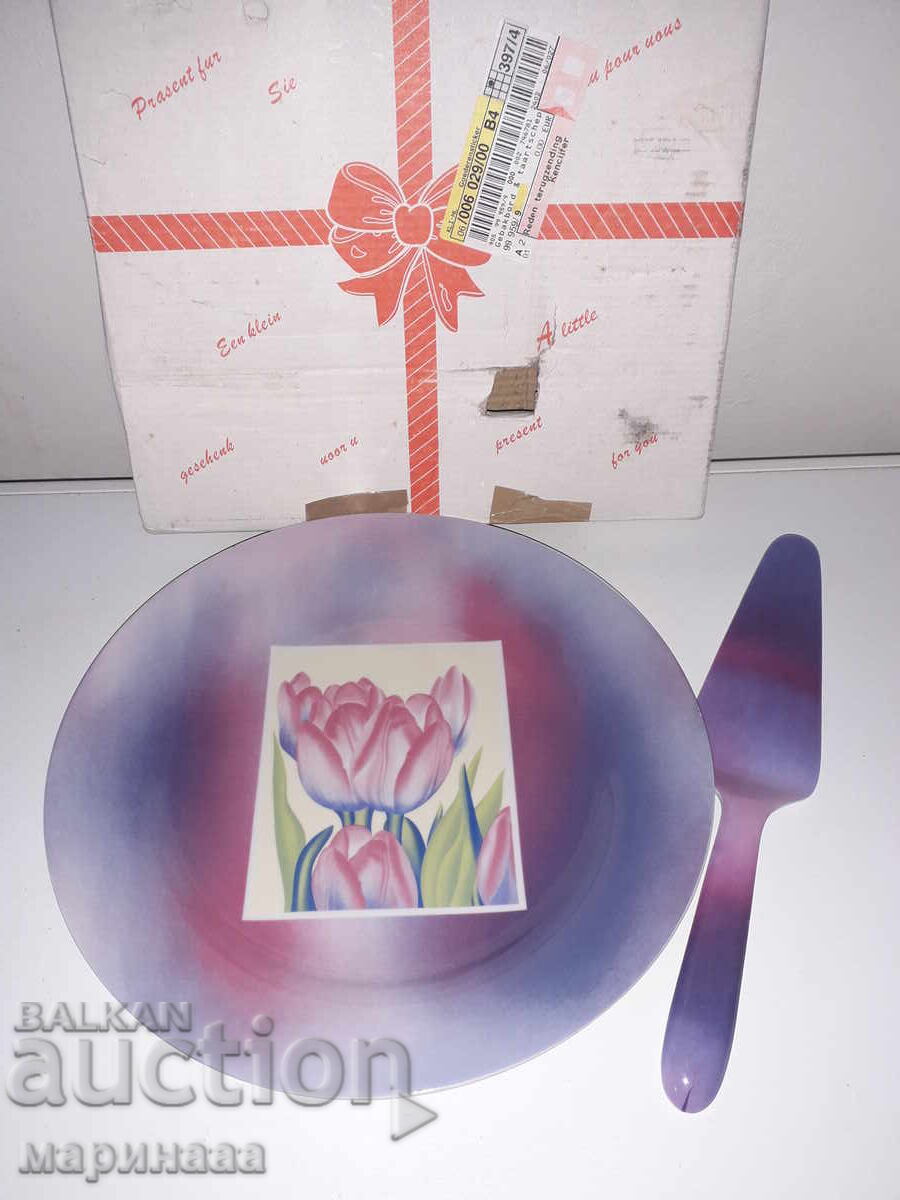 CAKE PLATE. PORCELAIN