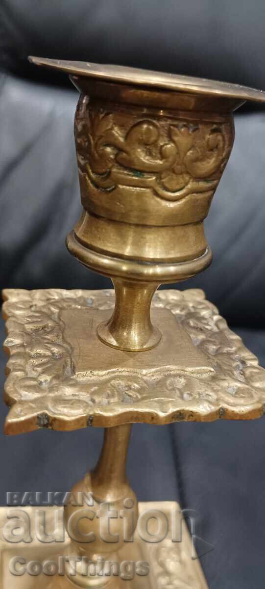 Frumos sfeșnic cu preț 5.50 BGN | € 2.81 Frumos sfeșnic cu preț 5.50 BGN | € 2.81