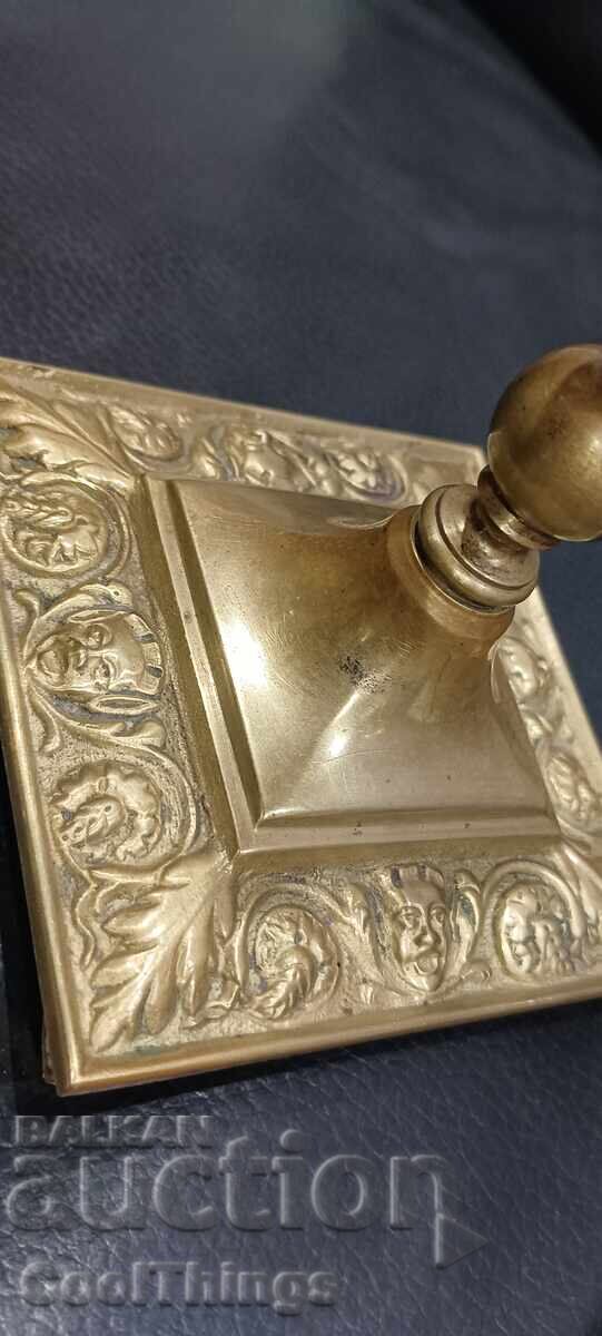 Livrarea Frumos sfeșnic Livrarea Frumos sfeșnic